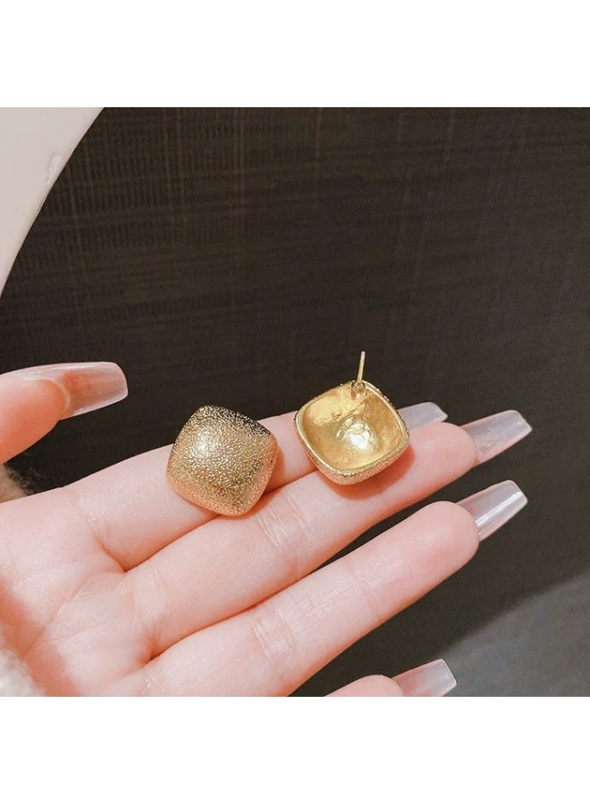 Small Gold Earrings, Elegant and Minimal Design, Suitable for Girls and All Ages, Lightweight for Daily Wear and Occasions - Image 4